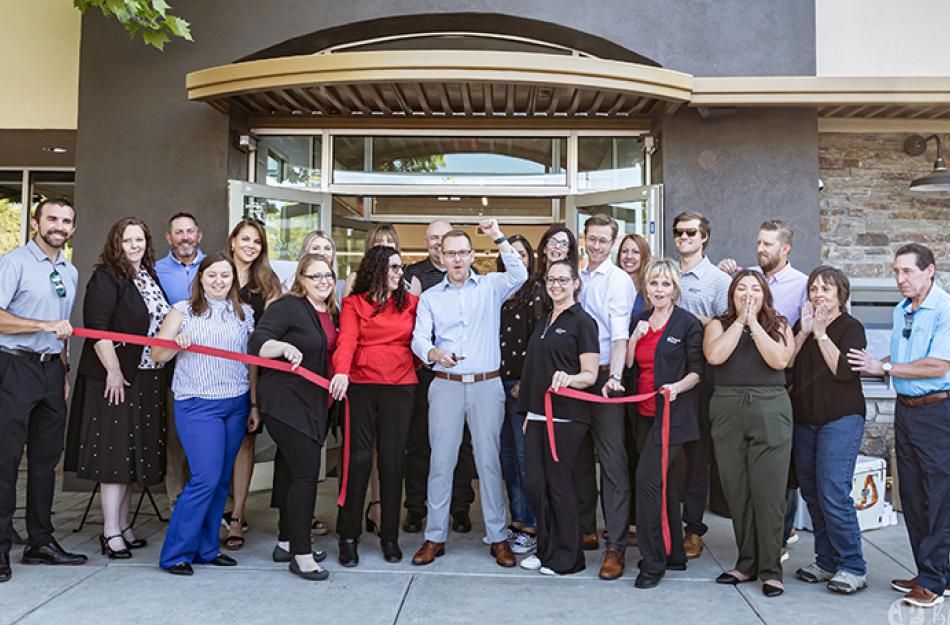 Pinnacle Bank ribbon cutting